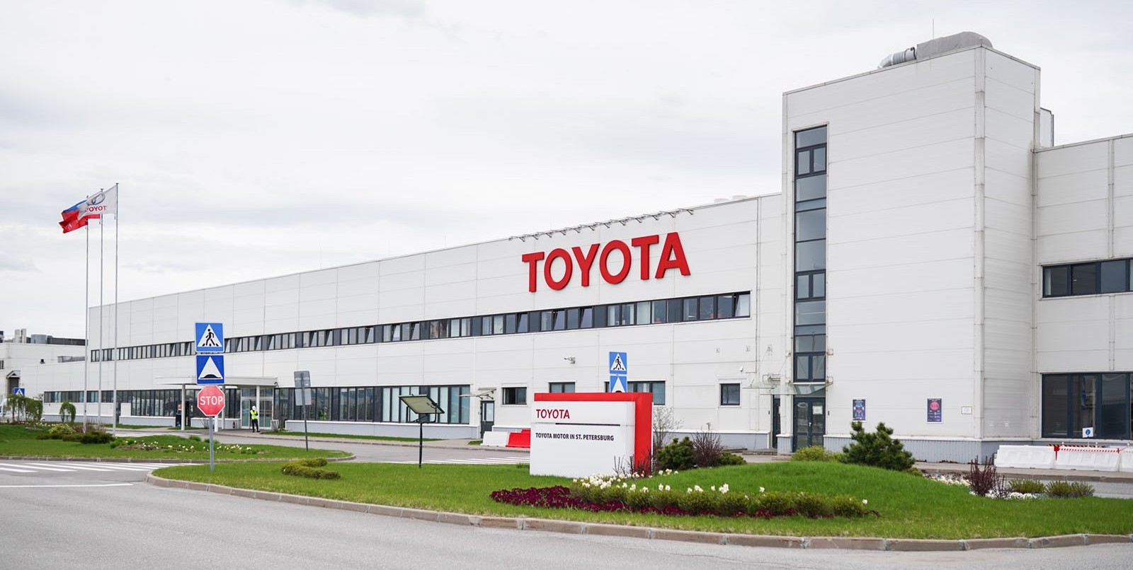 Toyota приостанавливает поставки и производство автомобилей в России